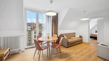One-Bedroom Suite with Balcony | 客廳 | 50 吋平面電視連有線電視頻道