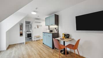 Suite with Balcony | Private kitchen