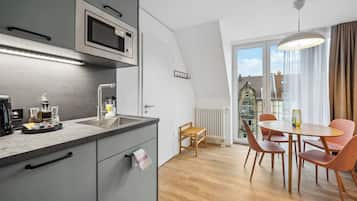 One-Bedroom Suite with Balcony | Eigene Küche | Kühlschrank, Herdplatte, Espressomaschine, Wasserkocher