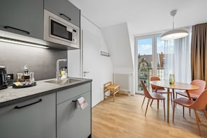 One-Bedroom Suite with Balcony | Private kitchen | Fridge, stovetop, espresso maker, electric kettle - Limehome Karlsruhe Sophienstr. (Karlsruhe)