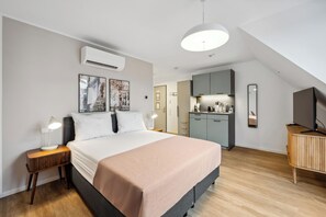 Suite with Balcony | 1 soverom, individuelt dekorert, individuelt innredet og skrivebord