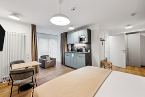 Suite | 1 bedroom, individually decorated, individually furnished, desk - Limehome Karlsruhe Sophienstr. (Karlsruhe)