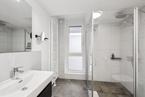 Suite | Baño | Artículos de higiene personal ecológicos, secador de pelo y toallas