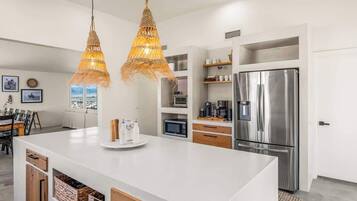 Frigorífic, microones, forn i placa de cuina