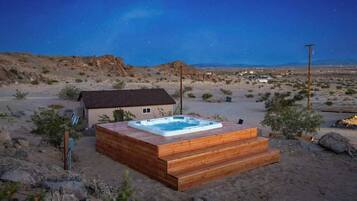 Banyera d'hidromassatge a l'aire lliure