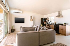 TV, offices - Casa Lenta • Romantic Retreat w/ Pool, Spa, Views (Joshua Tree)