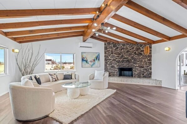 Televisión, futbolito y oficina 