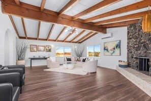 Televisión, futbolito y oficina