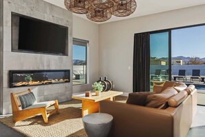 Televisión, chimenea y oficina