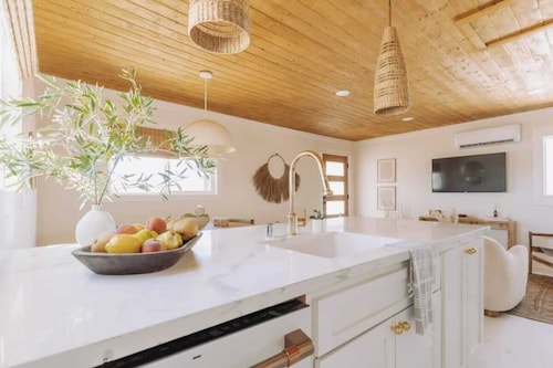 Petit Noir • Remote Retreat, Yoga Deck, Hot Tub