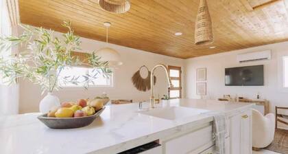Petit Noir • Remote Retreat, Yoga Deck, Hot Tub
