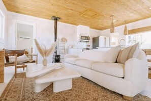 TV, offices - Petit Noir By The Cohost Company (Joshua Tree)