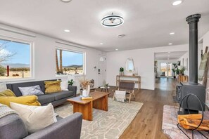 Fernseher, Kamin, Arbeitsbereiche