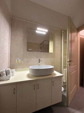 Doccia, asciugacapelli, bidet, asciugamani