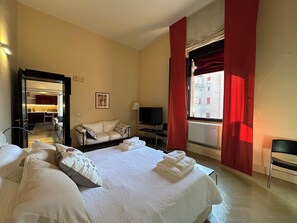 1 habitación, escritorio, tabla de planchar con plancha y cuna de viaje 