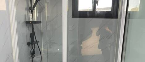 Douche, sèche-cheveux, serviettes fournies, savon