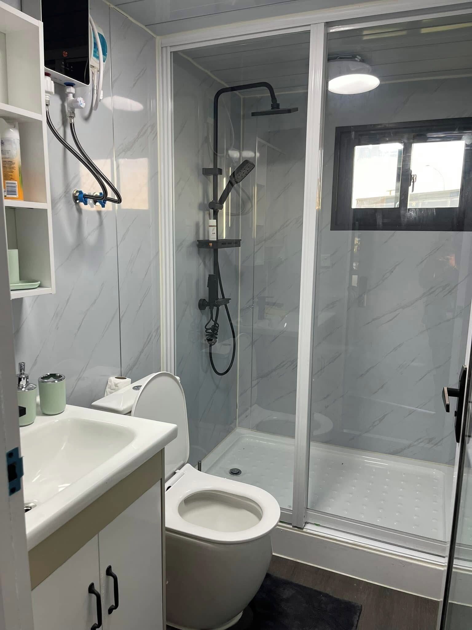 Ducha, secador de pelo, toallas, jabón