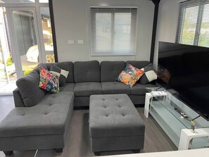 Living area - Cosy 2 bedroom tiny home in the beautiful cityof Waikato (Ngaruawahia)