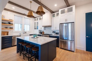 冷蔵庫、電子レンジ、オーブン、コンロ