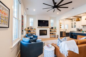 Smart TV, chimenea, oficina