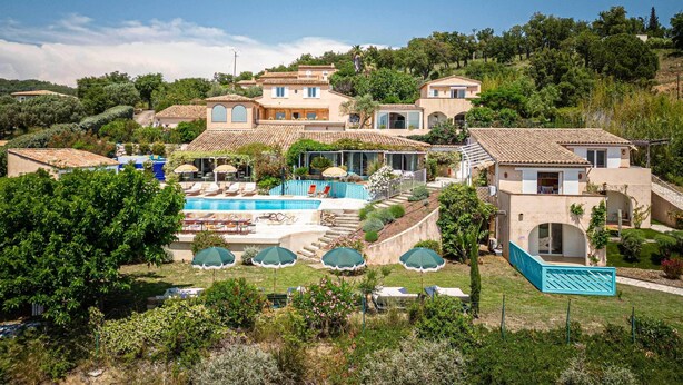 A residential area with a swimming pool, multiple houses, and lush greenery. - Splendid Flat in Provencal Villa 1br/3p (Grimaud)