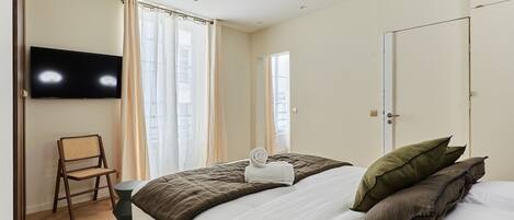 Apartment | Laptop workspace, iron/ironing board, bed sheets
