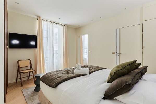 Apartment | Laptop workspace, iron/ironing board, bed sheets - Sublime Suite Saint Honore, Elysee Palace (Paris)