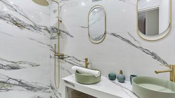 Appartement | Badkamer | Een haardroger, zeep, shampoo