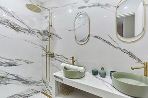 Lejlighed | Badeværelse | Hårtørrer, Sæbe, Shampoo