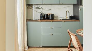 Appartement | Privékeuken | Een koelkast, een microgolfoven, een kookplaat