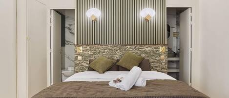 Departamento | Espacio para trabajar con laptop y tabla de planchar con plancha