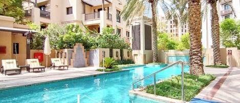 حمّام سباحة خارجي