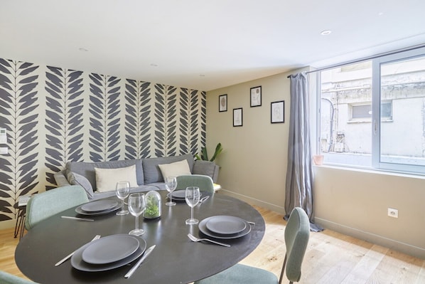 Apartment | Dining - Charming Apartment 2 Bedrooms Center of Paris (Paris)