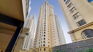 Un edificio residenziale a più piani, con ampie finestre e un cortile interno.