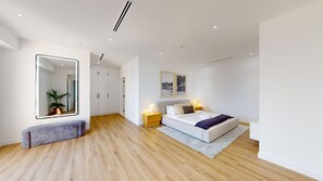 4 makuuhuonetta, työpöytä, silitysrauta/-lauta, vauvan matkasänky