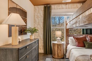 3 habitaciones, escritorio y tabla de planchar con plancha
