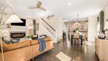 Een smart-tv en een open haard