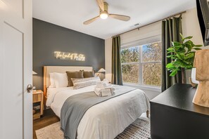 3 habitaciones, escritorio y tabla de planchar con plancha 