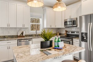 Fridge, microwave, oven, stovetop - A designer forest retreat near Asheville—hot tub under the trees, fire pit nights, artisan coffee bar mornings, and luxe comfort in the Land of the Sky. (Asheville)