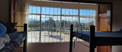4 habitaciones, tabla de planchar con plancha, wifi y ropa de cama