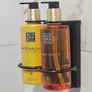 Chuveiro, banheira de hidromassagem, produtos de toalete biodegradáveis