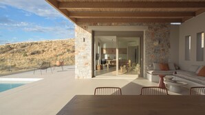 Eine moderne Außenpatio mit Pool, Steinmauern und Holzboden.