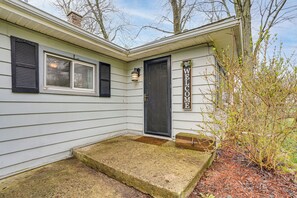 House (3 Bedrooms) | Interior - Secluded Home w/ Lake View in Delton! (Delton)