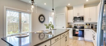 2 Mi to Duke & 3 Mi to Downtown: Durham Townhome