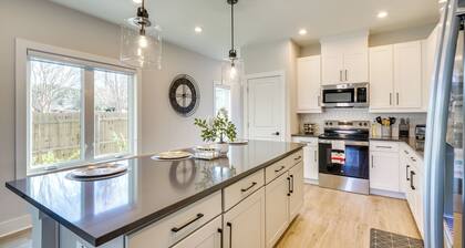 2 Mi to Duke & 3 Mi to Downtown: Durham Townhome