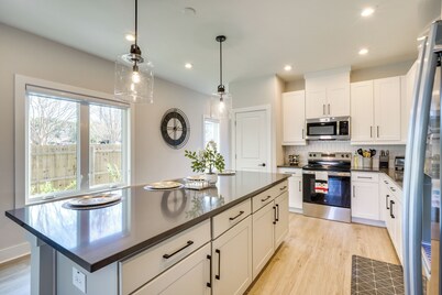 2 Mi to Duke & 3 Mi to Downtown: Durham Townhome