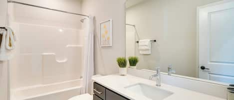 Ein modernes Badezimmer mit Badewanne, Toilette und Waschbecken.