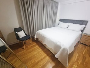 1 habitación, escritorio, tabla de planchar con plancha y wifi 