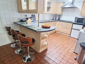 Fridge, microwave, oven, stovetop - Brighton Beach Pad with conservatory (Brighton and Hove)