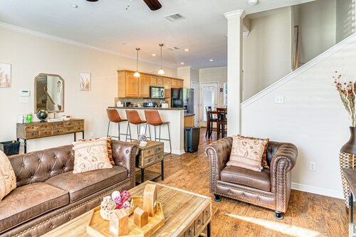 2 Mi to Texas A&m: Unit w/ Pool & Hot Tub Access